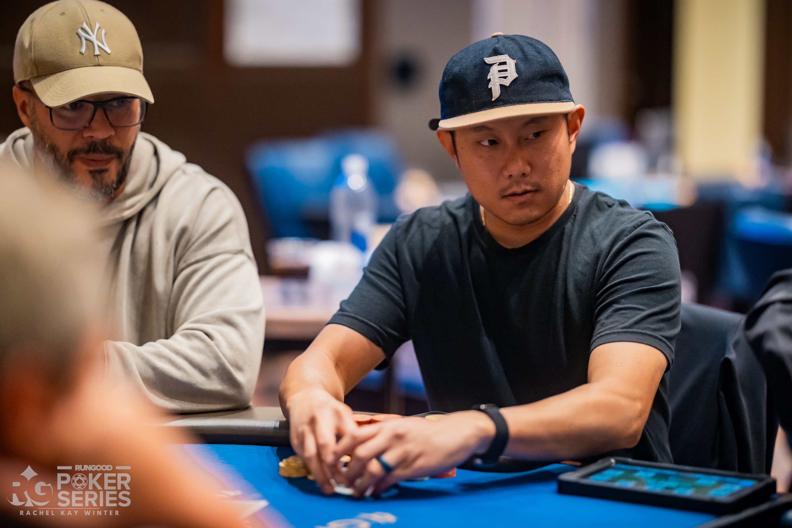 Xiong Thao 在 $400 PokerNews Cup 首日强势领跑，单日筹码占比近三成 - 九游娱乐平台